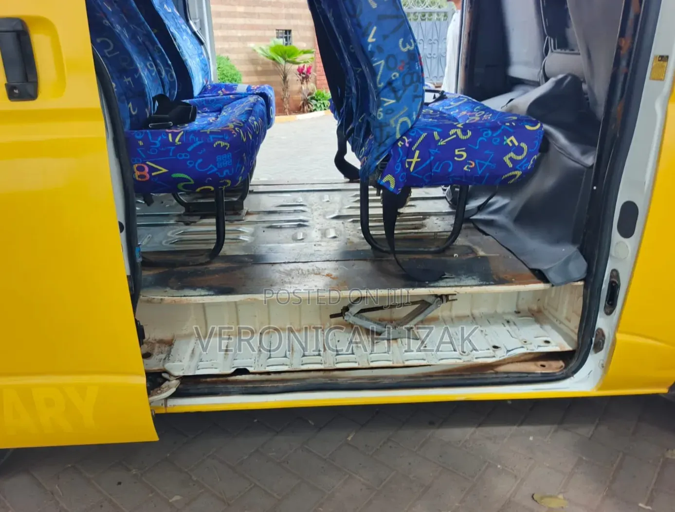 Toyota HiAce 2010 Yellow