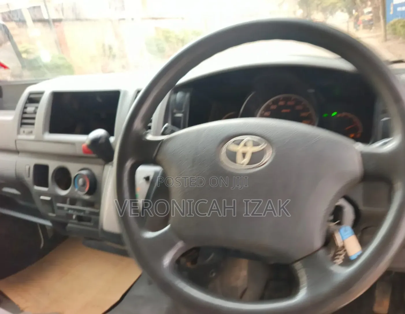 Toyota HiAce 2010 Yellow