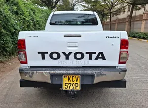 Toyota Hilux 2013 White