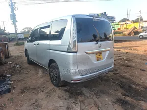 Nissan Serena 2016 Silver