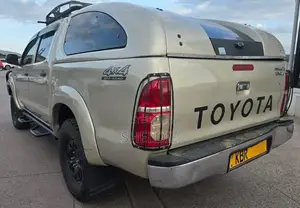 Toyota Hilux 2.5 D-4D 4X4 SRX 2011 Silver