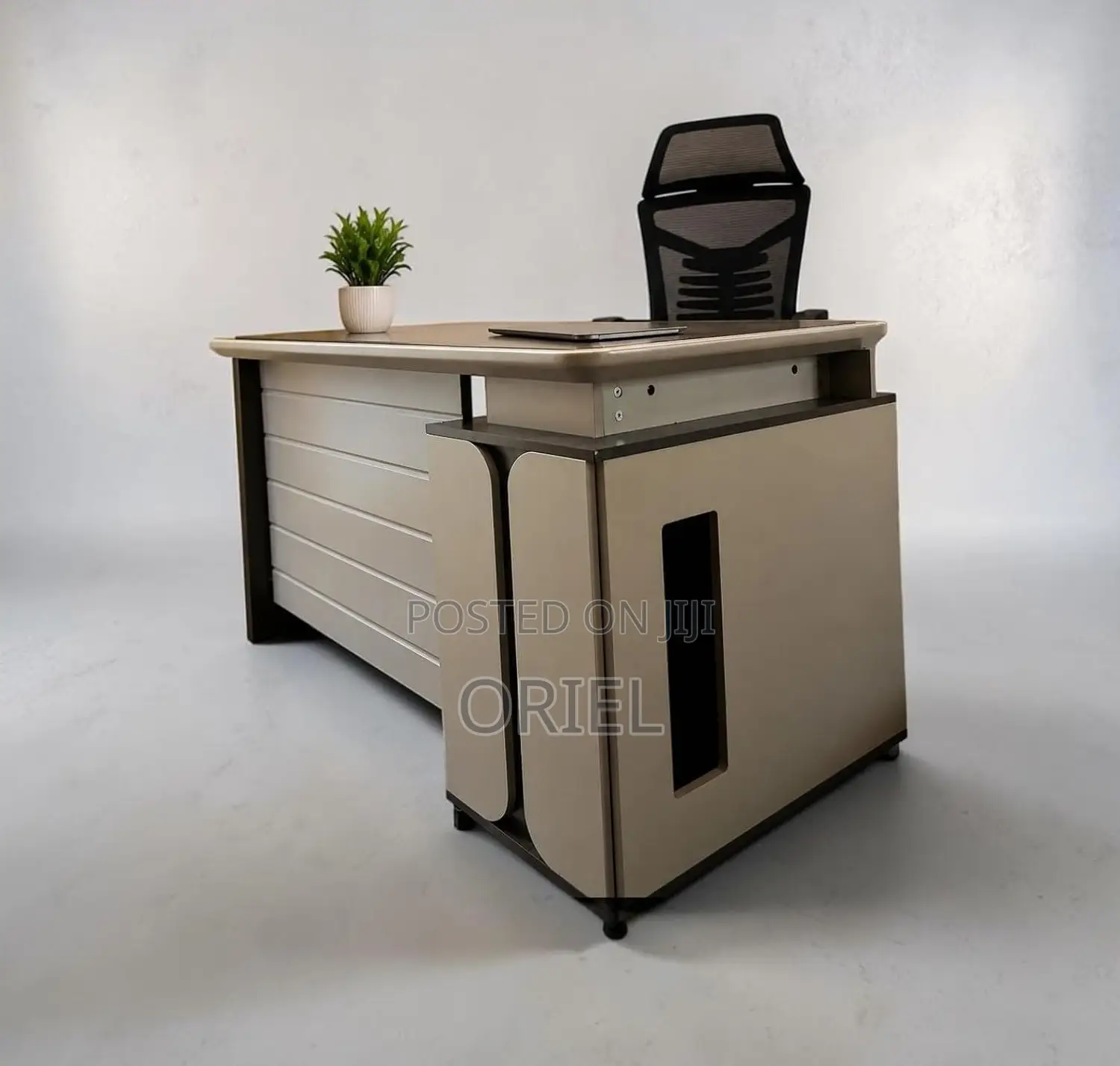 Office Desk : 1.4m Executive Desk With Drawers