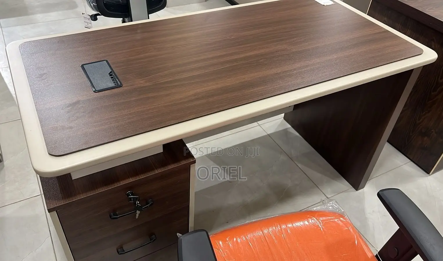 Office Desk : 1.4m Executive Desk With Drawers