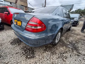 Mercedes-Benz E200 2005 Blue
