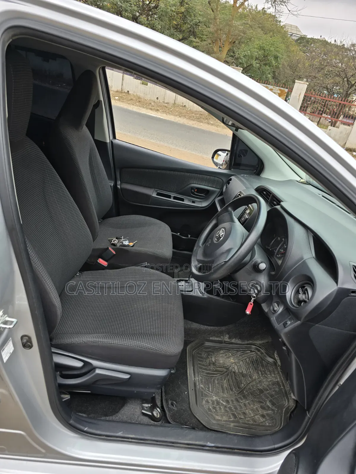 Toyota Vitz 2018 Silver
