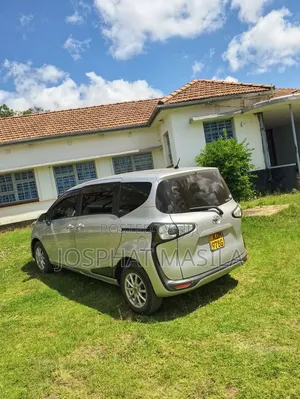 Toyota Sienta 2017 Silver