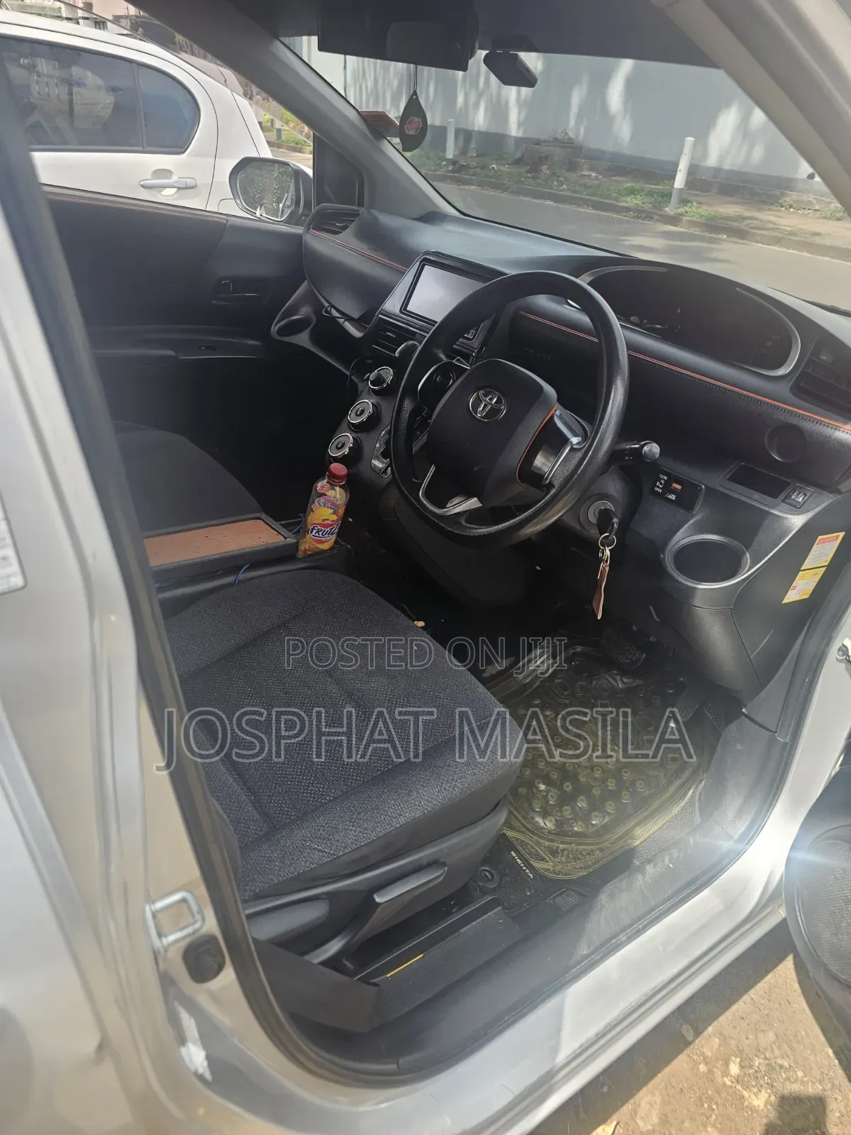 Toyota Sienta 2017 Silver
