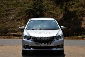 Toyota Premio 2018 Silver