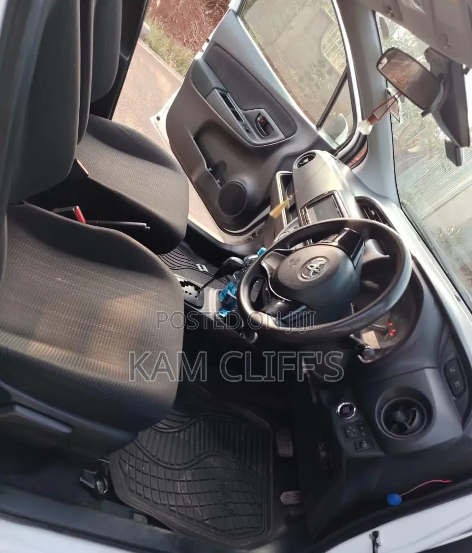 Toyota Vitz 2018 Off white