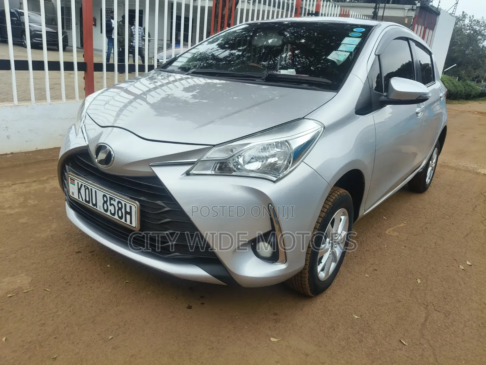 Toyota Vitz 2018 Silver
