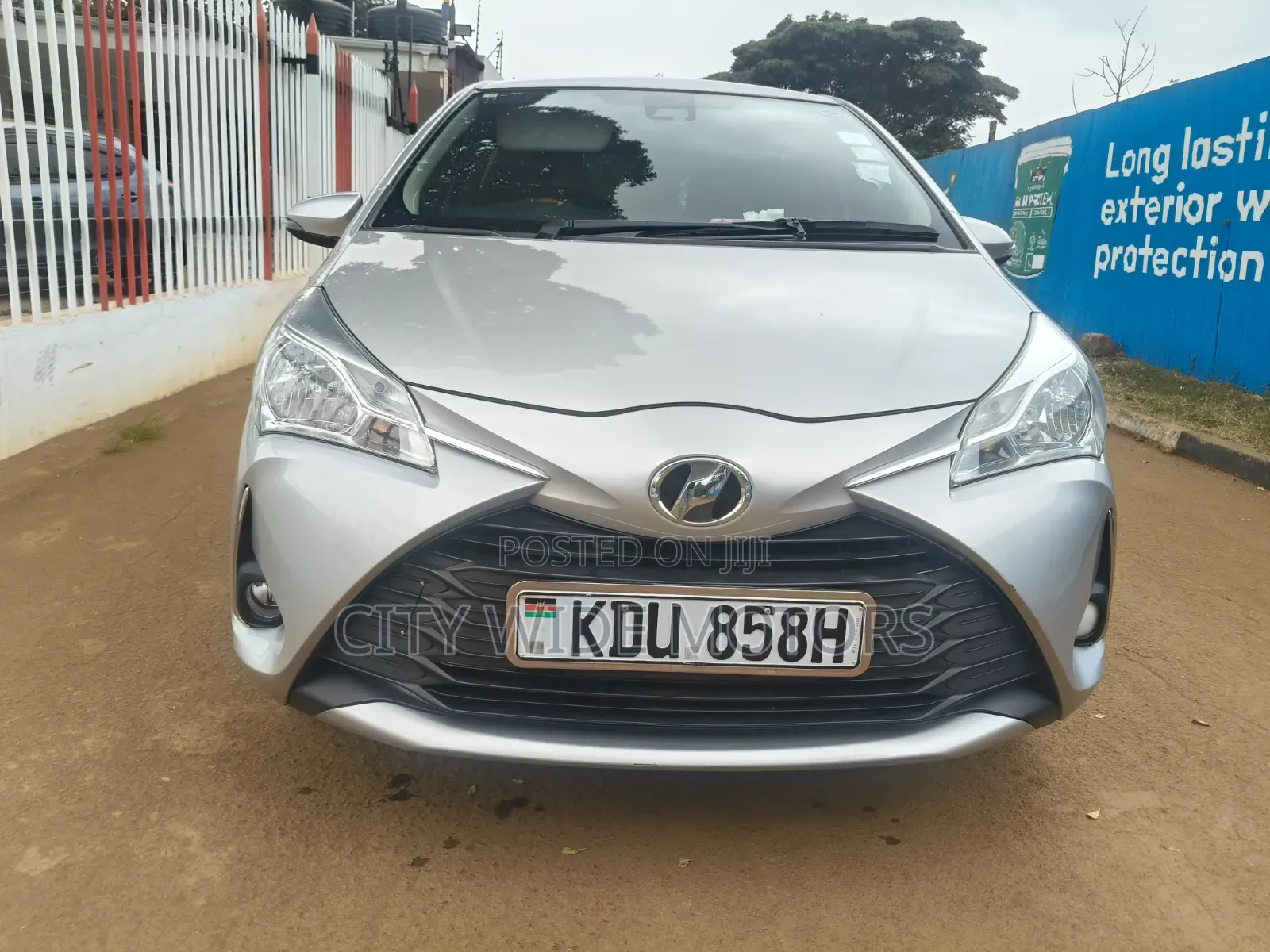 Toyota Vitz 2018 Silver