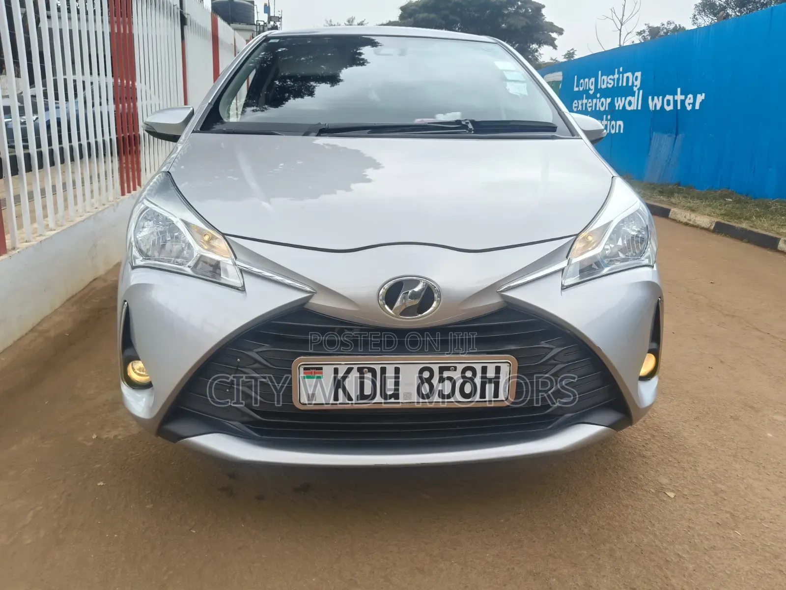 Toyota Vitz 2018 Silver
