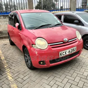 Toyota Sienta 2012 Red