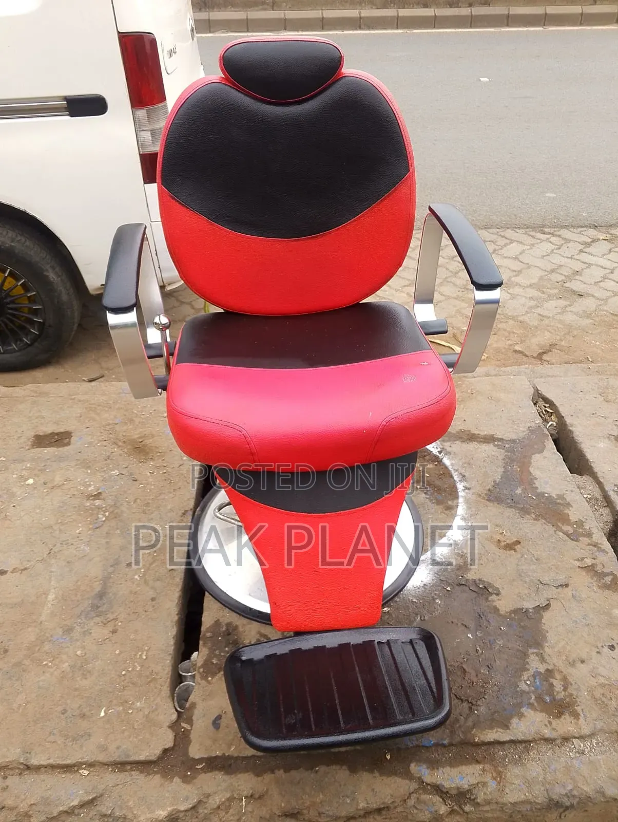 Modern Barber Chair With 360° Swivel and Recline