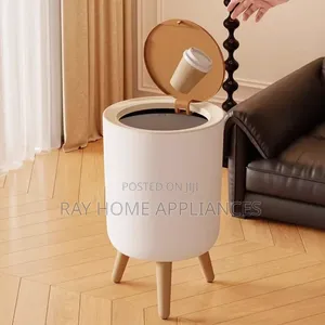 Round Trash Bin With a Wood-Grain Lid