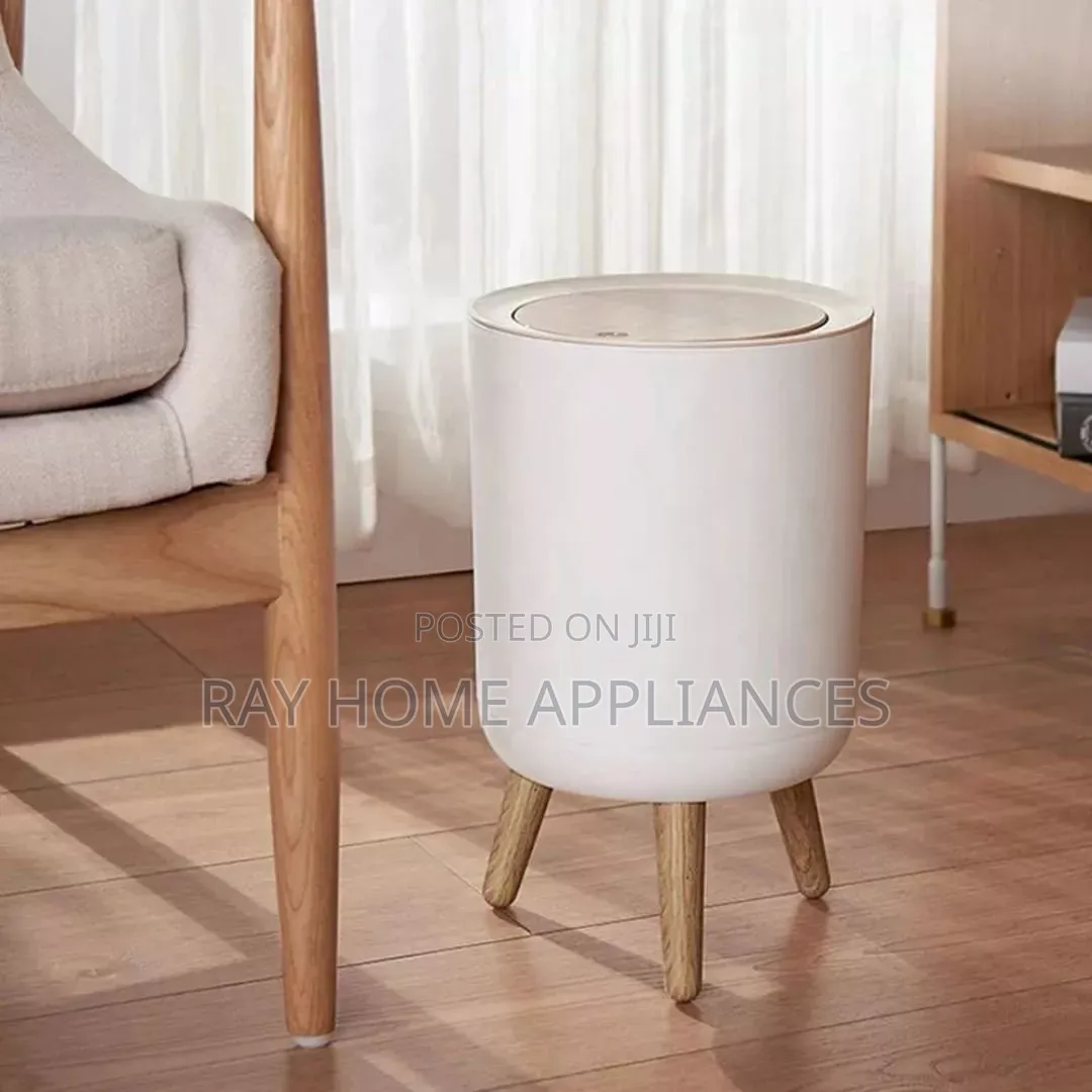 Round Trash Bin With a Wood-Grain Lid