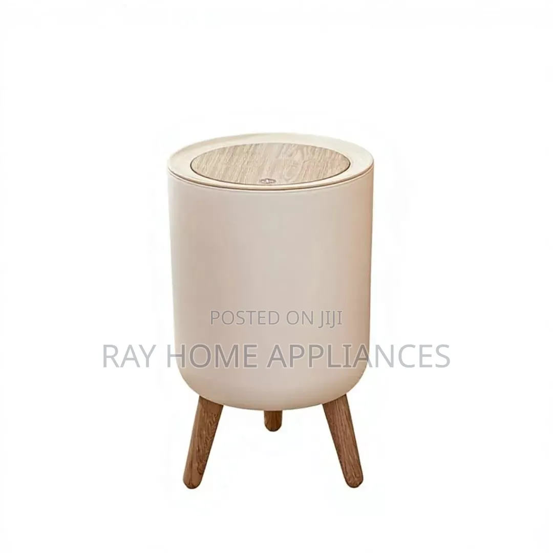 Round Trash Bin With a Wood-Grain Lid