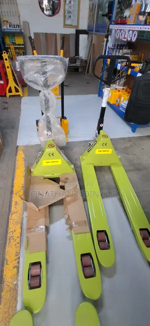 Titan Manual Pallet Truck – Industrial Grade