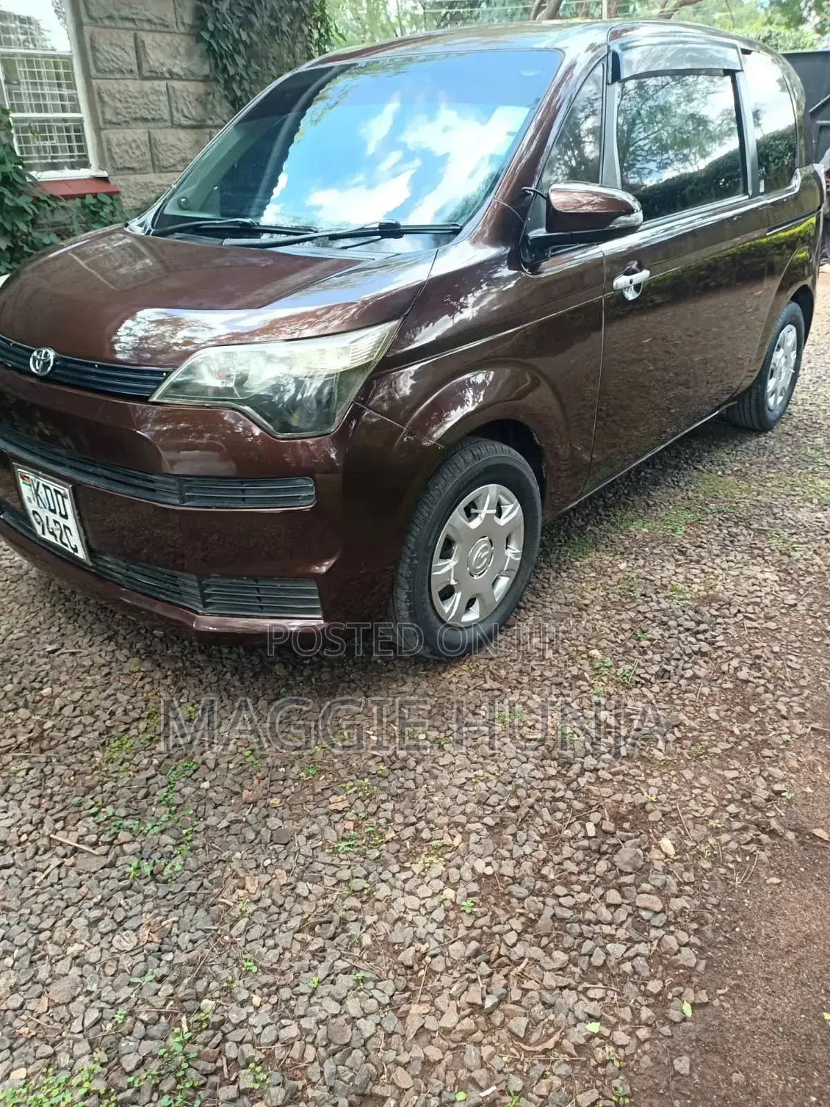Toyota Spade 2014 Brown