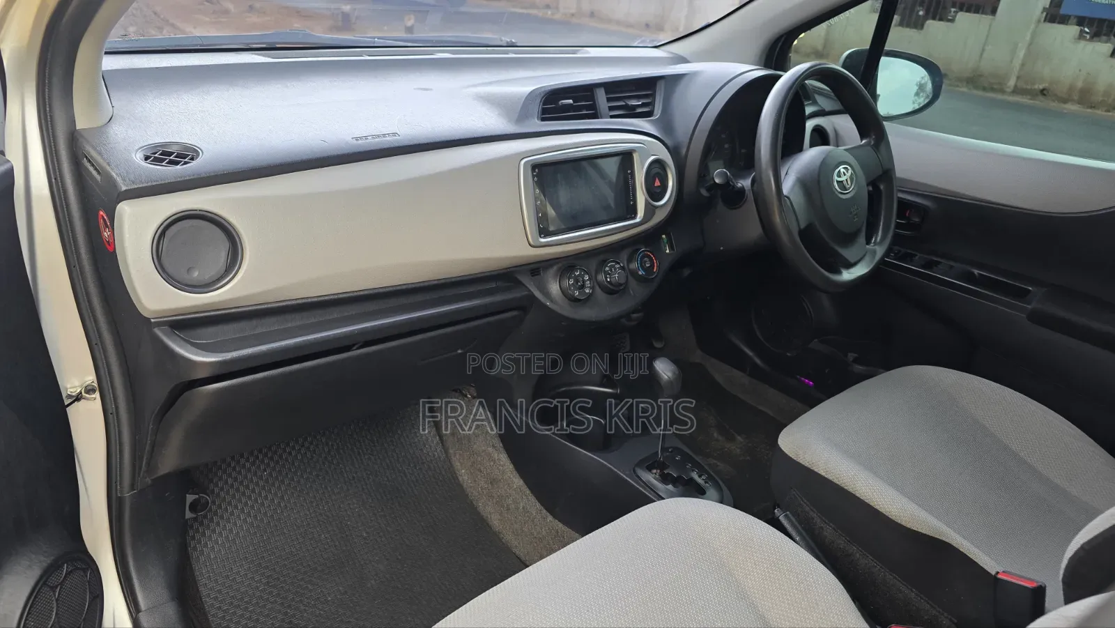 Toyota Vitz 2011 Silver