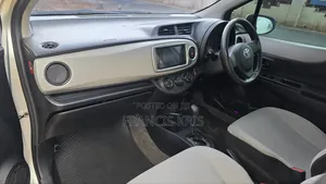 Toyota Vitz 2011 Silver