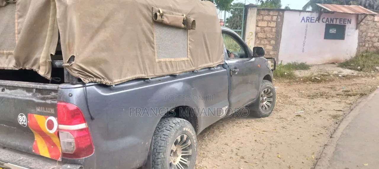Toyota Hilux 2013 Gray