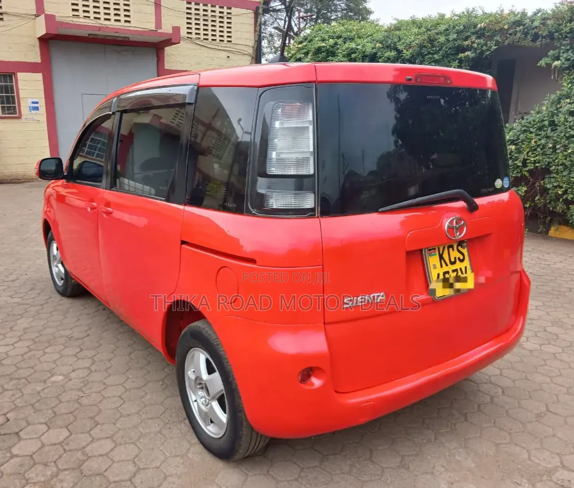 Toyota Sienta 2011 Red