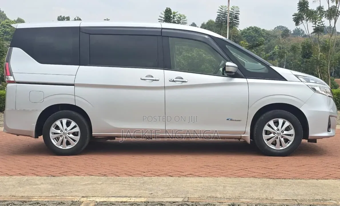 Nissan Serena 2017 Silver