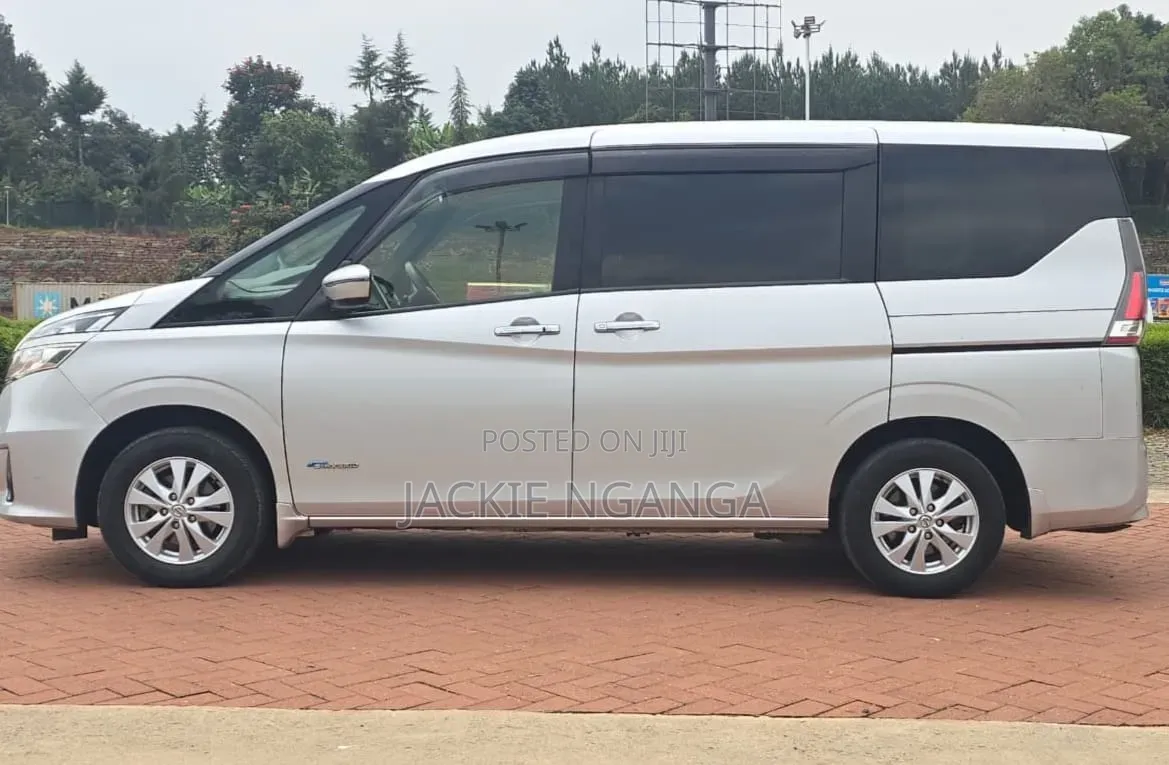 Nissan Serena 2017 Silver