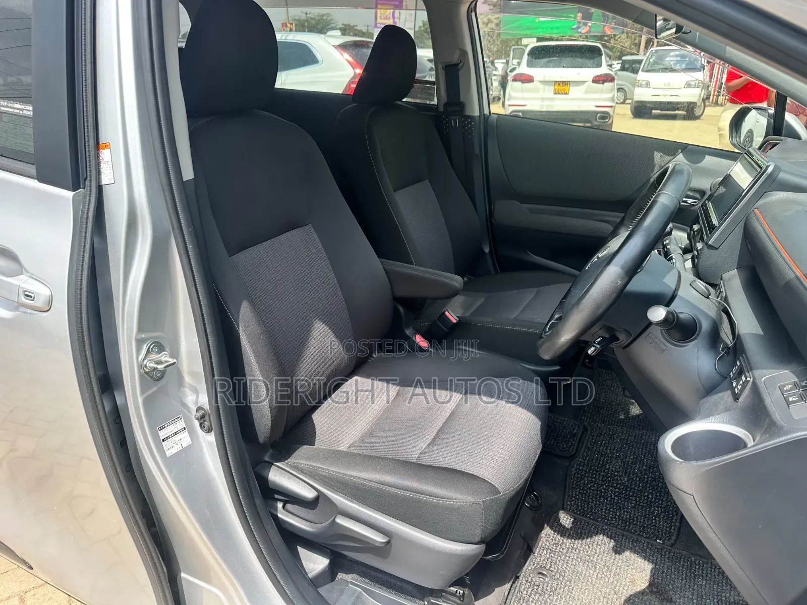 Toyota Sienta 2019 Silver
