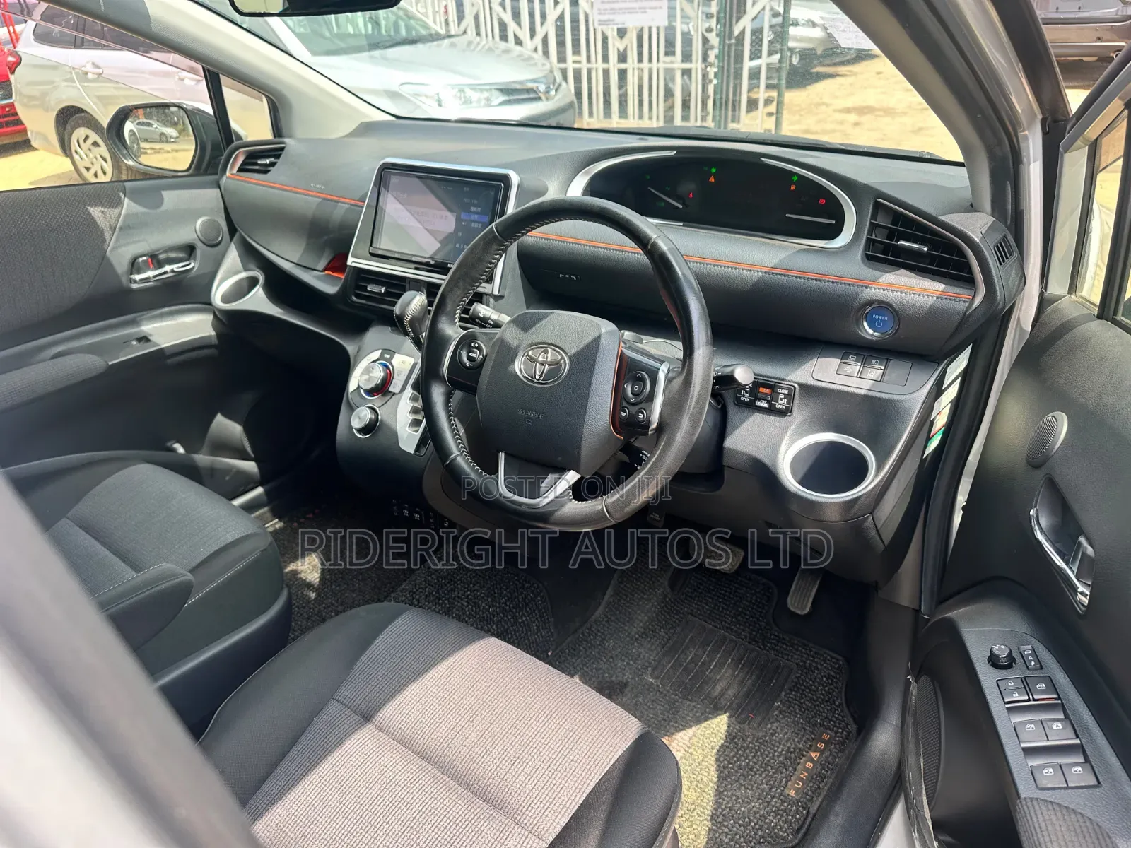 Toyota Sienta 2019 Silver