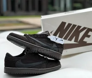 Nike Air Jordan 1 Travis Scott ”Velvet Brown “
Sneakers