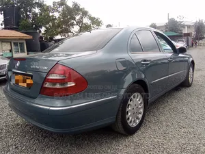 Mercedes-Benz E200 2005 Blue