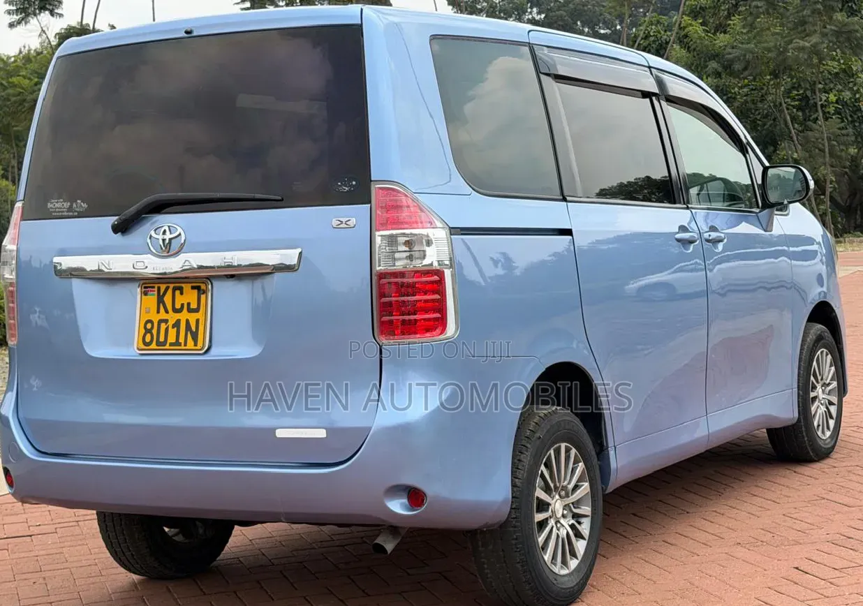 Toyota Noah 2009 Blue