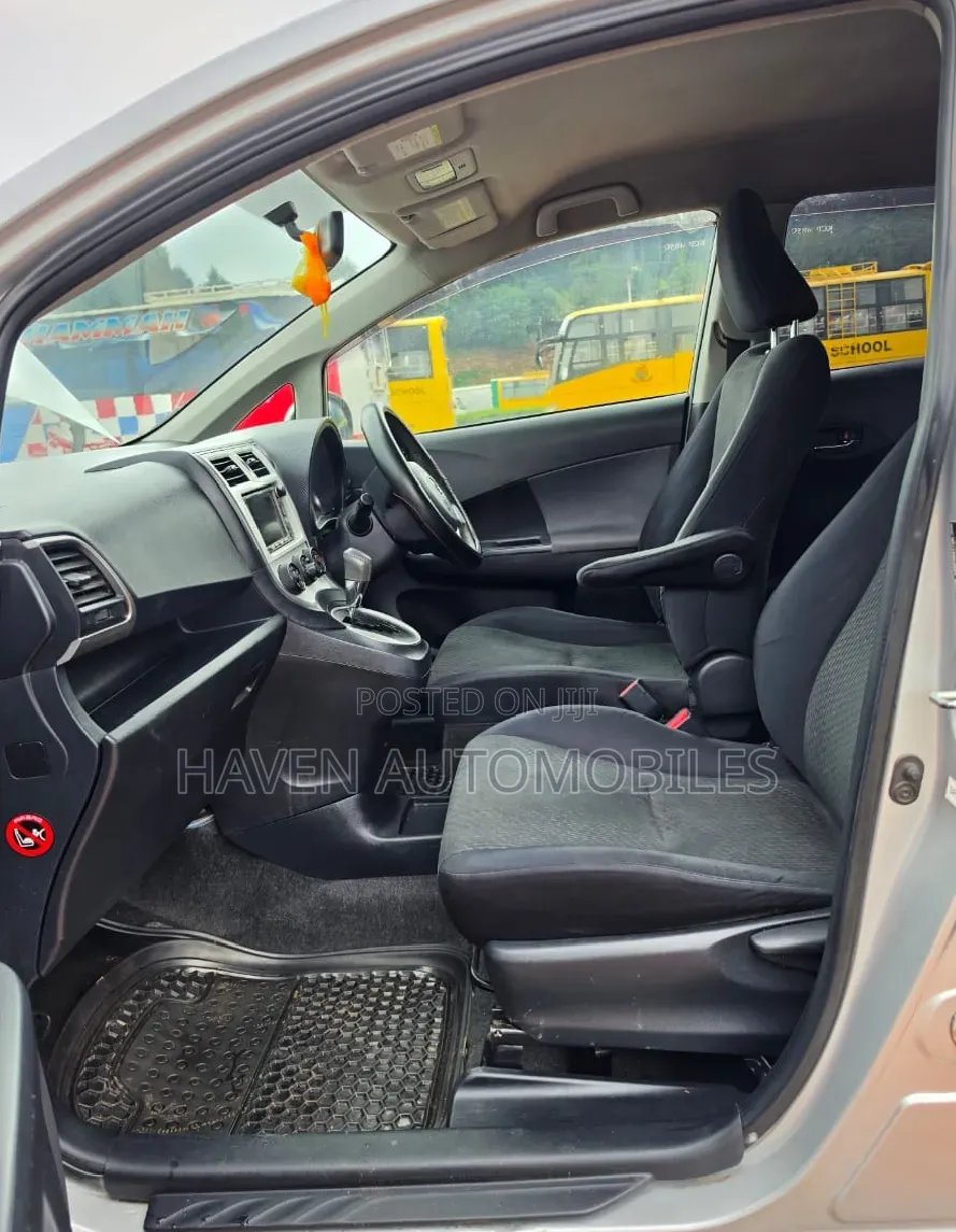 Toyota Ractis 2013 Silver
