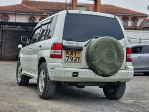 Mitsubishi Pajero IO 2000 White