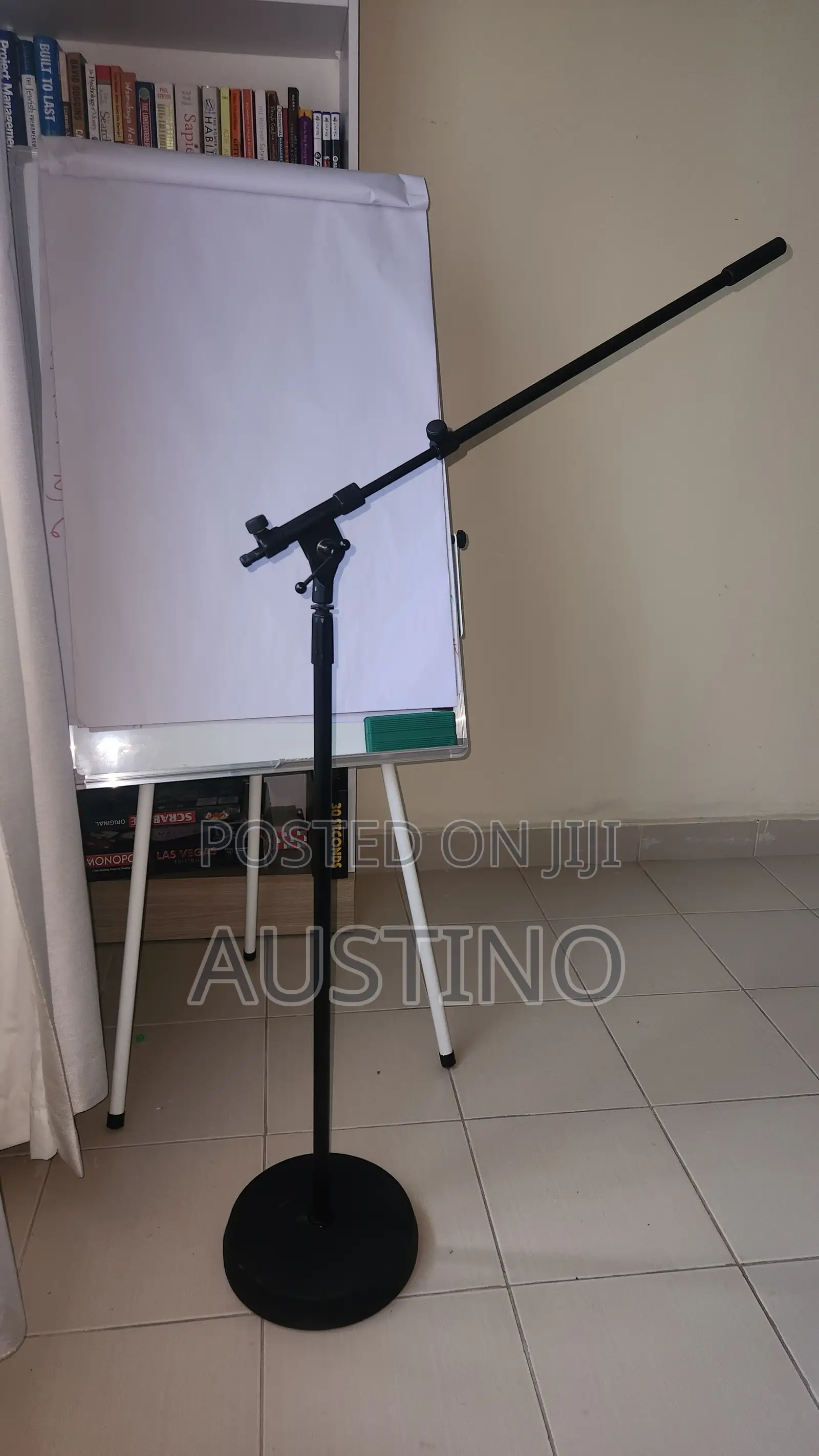 Roundbase Microphone Stand