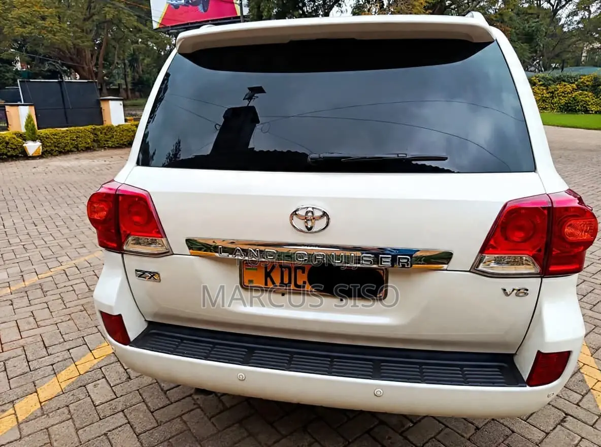 Toyota Land Cruiser 4.6 V8 ZX 2014 White