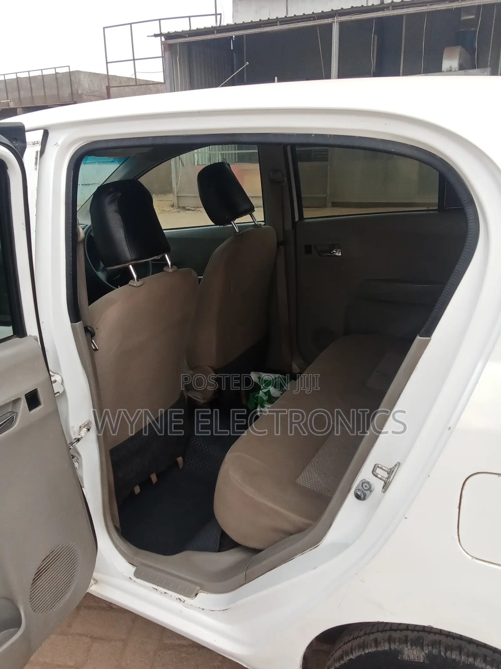 Daihatsu Mira 2011 White