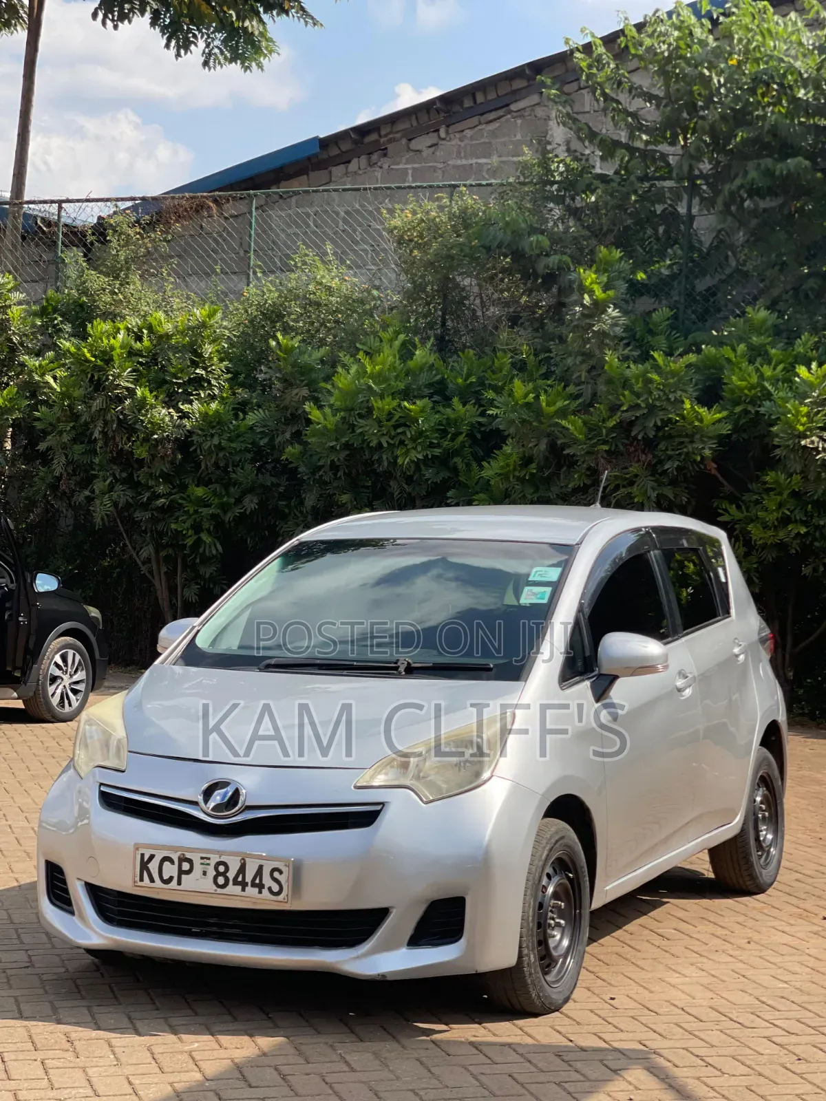 Toyota Ractis 2011 Silver