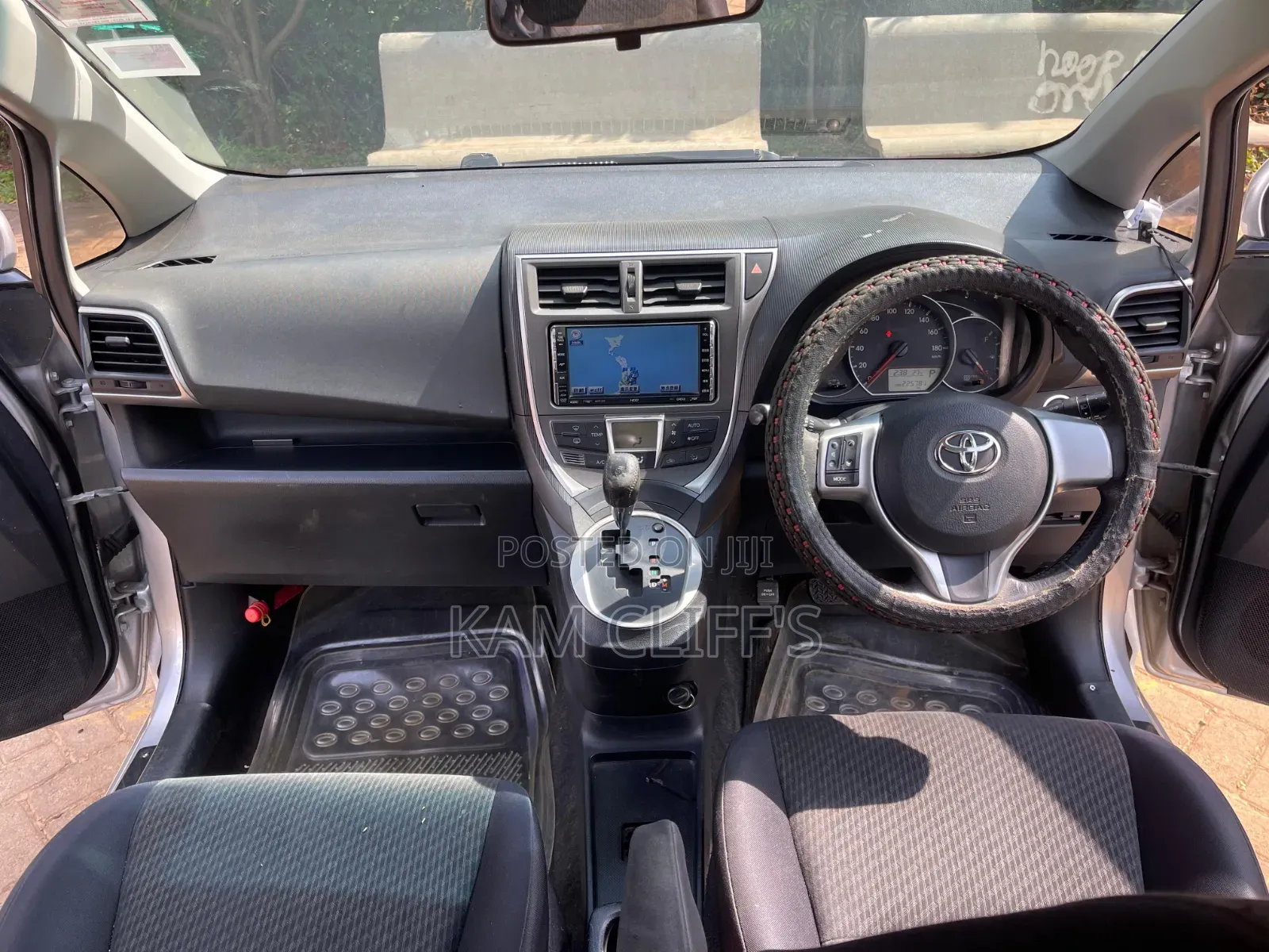 Toyota Ractis 2011 Silver