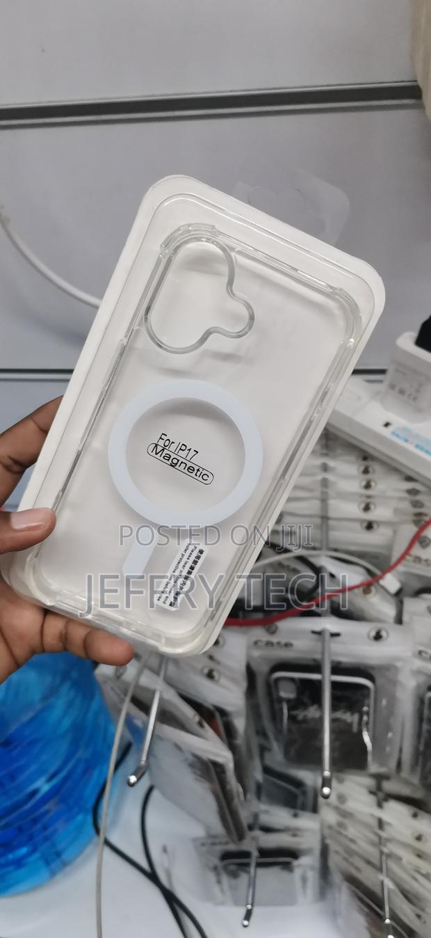 iPhone 17 Series Clear Magnetic TPU/PC Protective Back Cover - thumbnail 2