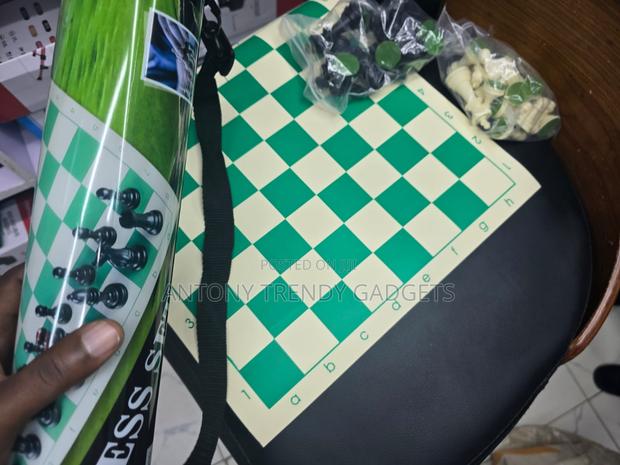 Portable Tournament Chess Set With Vinyl Chess Mat