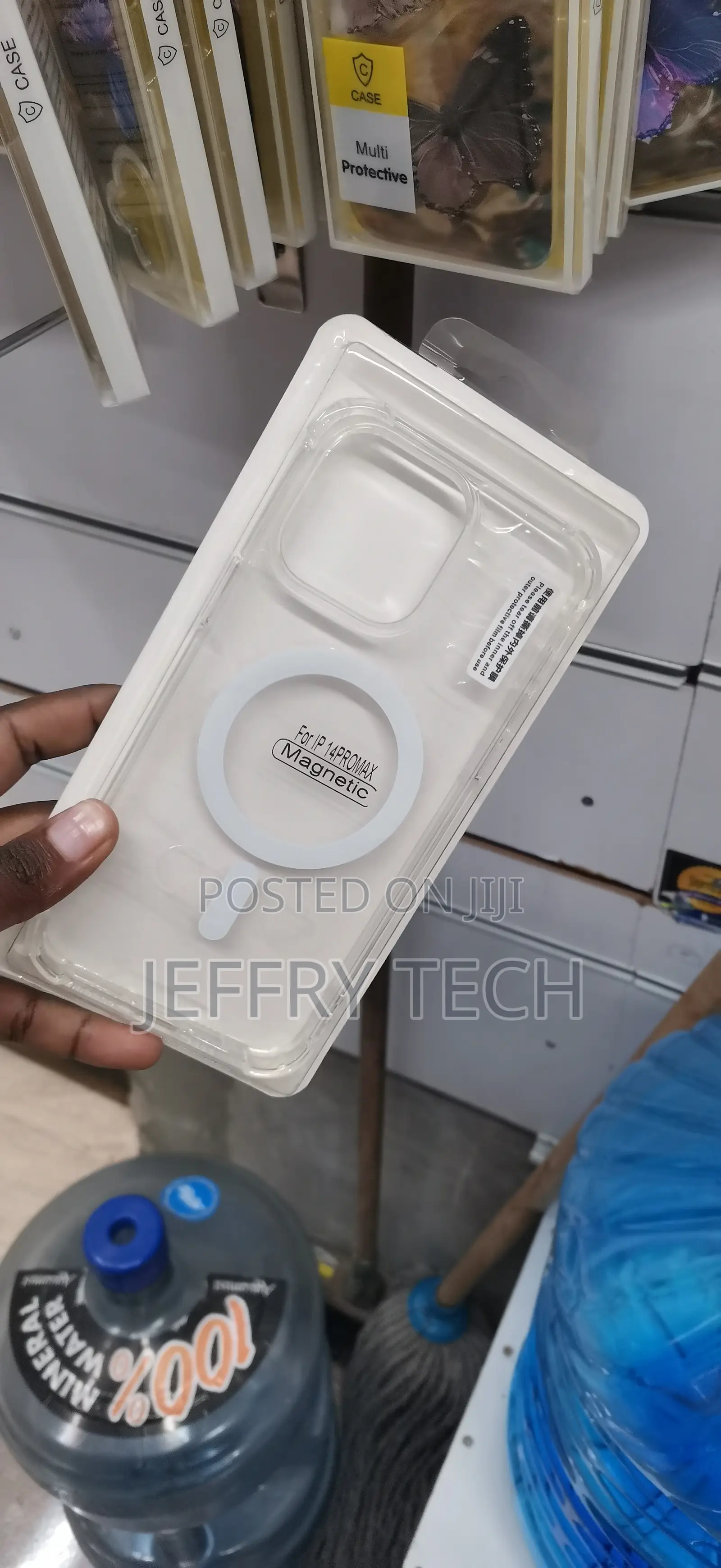 iPhone 14 Pro Max Clear Magnetic Case Featuring a Built-in MagSafe