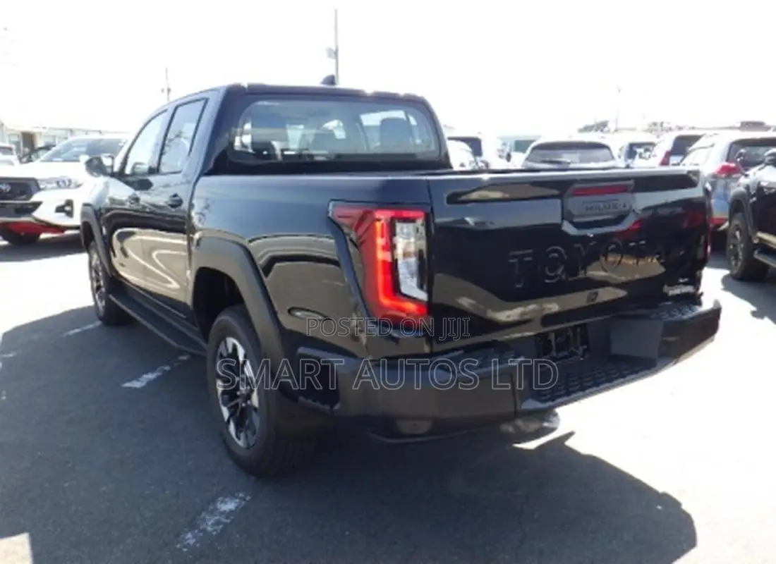 New Toyota Hilux 2025 Black
