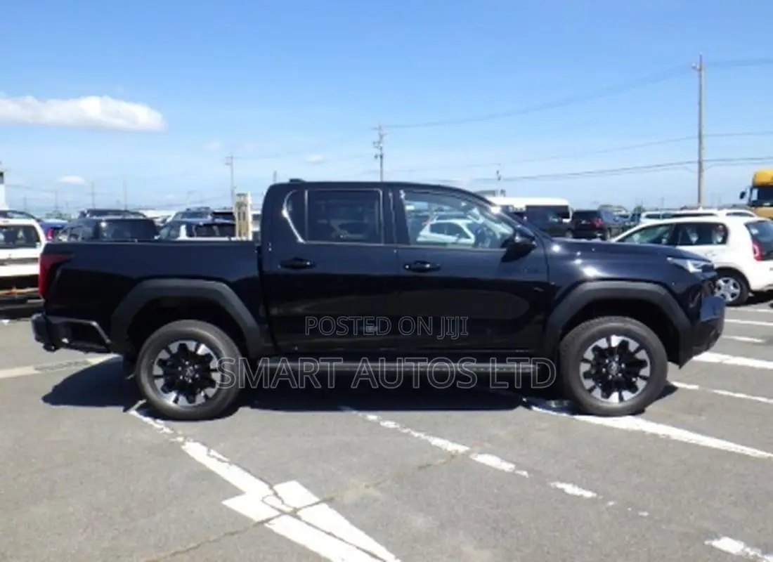 New Toyota Hilux 2025 Black