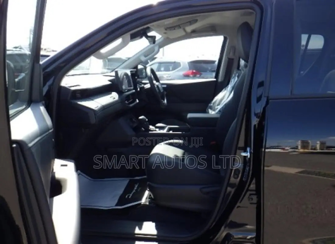 New Toyota Hilux 2025 Black