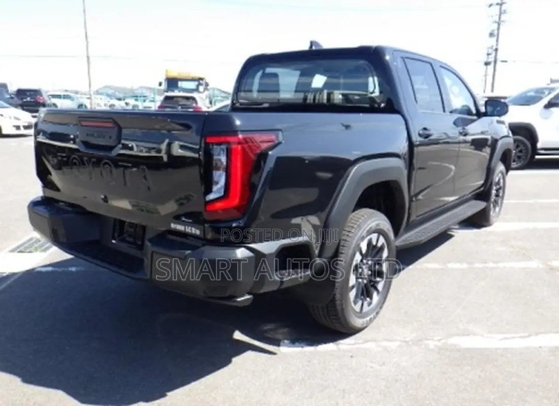 New Toyota Hilux 2025 Black