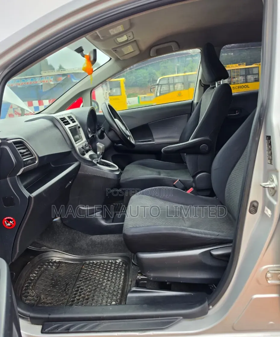 Toyota Ractis 2013 Silver