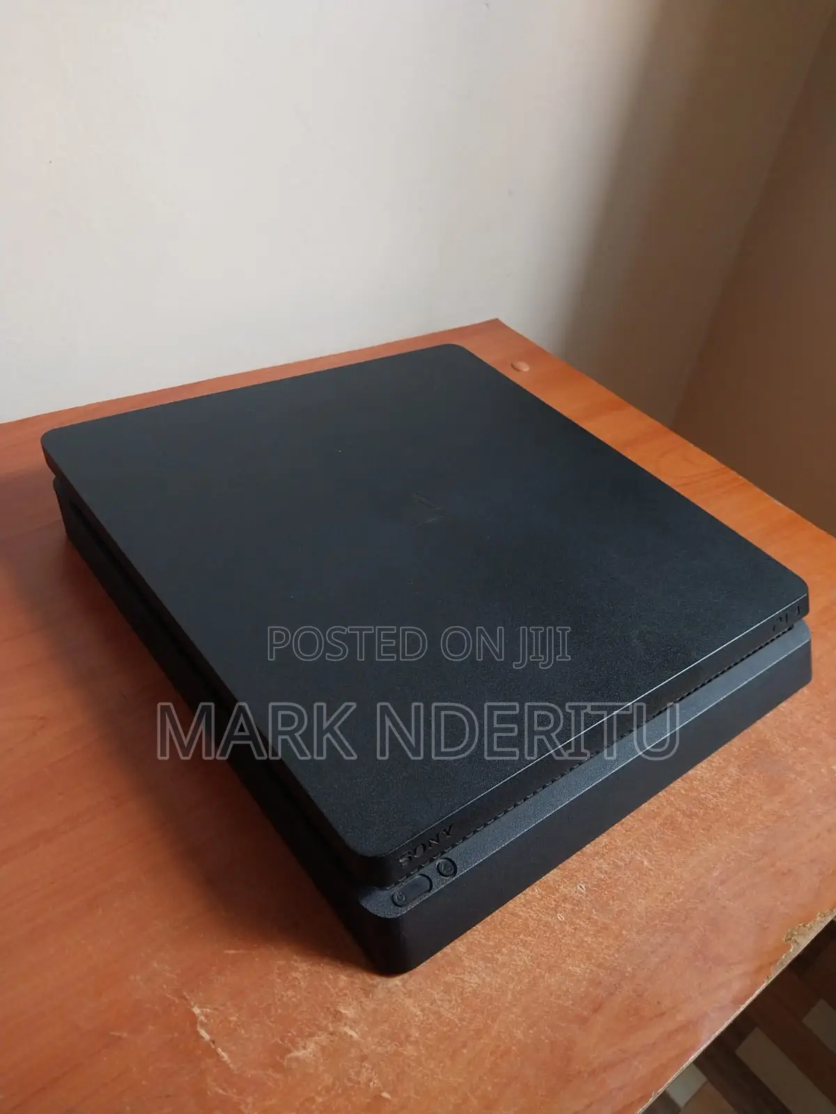 PlayStation 4 Slim 1TB – Mint Condition + Games Speakers